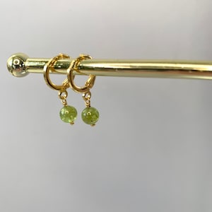 Aros huggie peridoto chapados en oro o plata / pendientes de piedra preciosa de peridoto envueltos en alambre hechos a mano