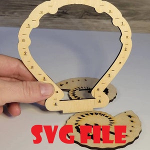 Puede incluir: Un calibrador de tamaño de anillo de madera con forma de concha marina con una escala de medición de 1 a 4. El calibrador está hecho de madera marrón claro y tiene un acabado liso. El calibrador está diseñado para ayudar a determinar el tamaño de anillo correcto para el dedo de una persona.