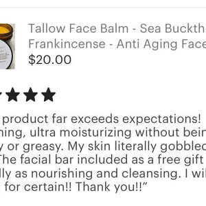 Pode incluir: Um frasco de b&aacute;lsamo facial de sebo com espinheiro mar&iacute;timo e incenso, rotulado como um produto facial anti-envelhecimento. A imagem inclui uma avalia&ccedil;&atilde;o de cliente de cinco estrelas.