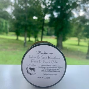 Pode incluir: Um recipiente redondo de B&aacute;lsamo para Rosto e Pesco&ccedil;o Frankincense Tallow & Sea Buckthorn. O r&oacute;tulo inclui o nome do produto, os ingredientes e o site da marca. O peso l&iacute;quido &eacute; de 57 gramas.