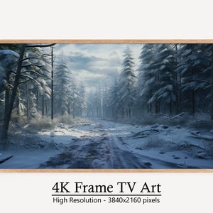 Puede incluir: Una impresión de arte digital enmarcada de un camino forestal nevado. El camino serpentea a través de un denso bosque de árboles cubiertos de nieve. El cielo es de un azul claro con algunas nubes. La imagen está en un marco de madera.