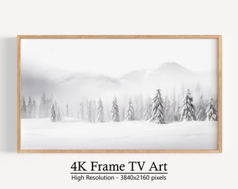 Könnte beinhalten: Ein gerahmtes Schwarzweißfoto einer verschneiten Waldszene mit hohen, schneebedeckten Bäumen und einem Gebirge im Hintergrund.