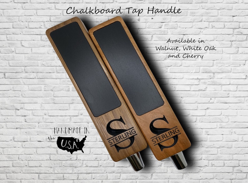 Op de afbeelding: Twee houten tapkranen met krijtbord-inzetstukken. Elke kraan is gepersonaliseerd met de letter "S" en het woord "STERLING". De kranen zijn verkrijgbaar in walnoot, wit eiken en kersenhout.