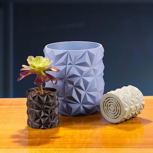 "Matter ""Pyramide"" -Blumentopf, einzigartiger 3D-gedruckter Blumentopf mit Drainage & Untersetzer für Zimmerpflanzen, 4 Farboptionen, klein, mittel oder groß."