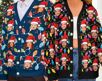 以下が含まれることがあります： クリスマスをテーマにした2つのカーディガン。1つは、サンタ帽とストリングライトをかぶった顔が特徴のネイビーブルーです。もう1つは、サンタ帽、ストリングライト、雪の結晶をかぶった顔が特徴の黒です。どちらもボタン留めです。