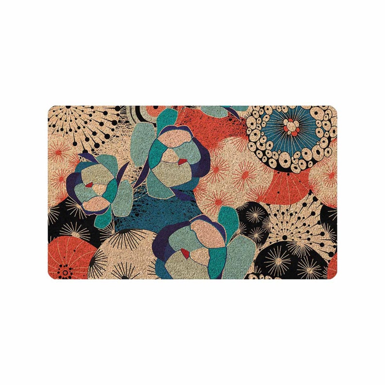 Puede incluir: Una alfombra de bienvenida con un estampado floral y geom&eacute;trico colorido. El dise&ntilde;o presenta colores azules, rojos y beige sobre un fondo marr&oacute;n.