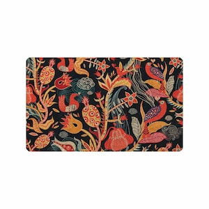 Puede incluir: Una alfombra de bienvenida colorida con un patr&oacute;n floral y de p&aacute;jaros. El dise&ntilde;o presenta colores rojo, naranja, amarillo y azul sobre un fondo negro.