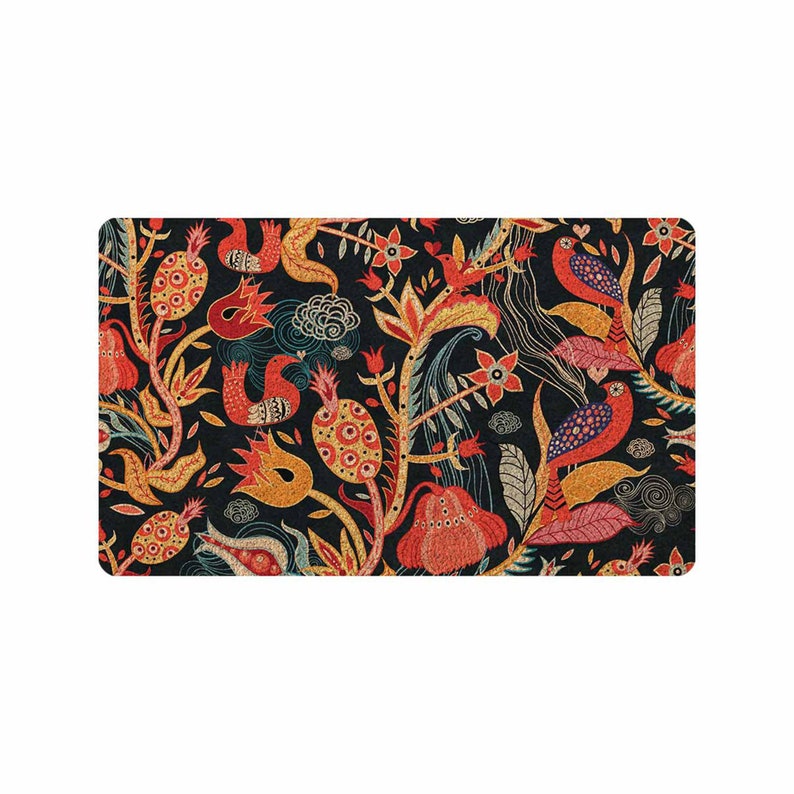 Puede incluir: Una alfombra de bienvenida colorida con un patr&oacute;n floral y de p&aacute;jaros. El dise&ntilde;o presenta colores rojo, naranja, amarillo y azul sobre un fondo negro.