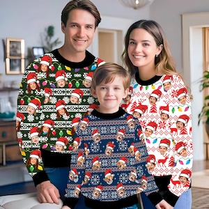 Peut inclure: Une famille de trois personnes portant des pulls de Noël assortis avec un motif festif de visages et de lumières. Les pulls sont verts, bleus et rouges.