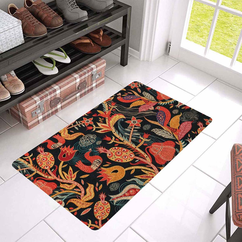 Puede incluir: Una alfombra de bienvenida colorida con fondo negro y un patr&oacute;n floral con flores y p&aacute;jaros rojos, naranjas, amarillos y azules.