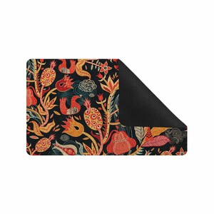 Puede incluir: Una alfombrilla de rat&oacute;n negra con un patr&oacute;n floral colorido con flores y p&aacute;jaros rojos, amarillos y azules. El patr&oacute;n est&aacute; sobre un fondo negro.