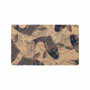 Puede incluir: Una alfombra de bienvenida de corcho con un patr&oacute;n repetido de peces koi negros nadando en olas estilizadas. Los peces est&aacute;n delineados en negro y tienen una apariencia texturizada, casi en 3D.
