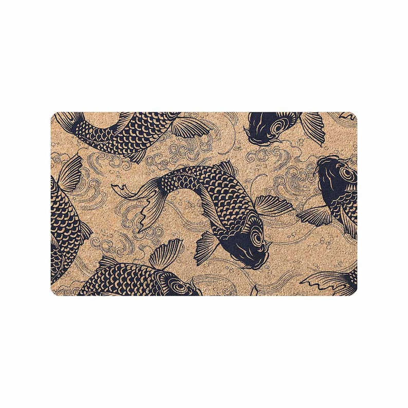 Puede incluir: Una alfombra de bienvenida de corcho con un patr&oacute;n repetido de peces koi negros nadando en olas estilizadas. Los peces est&aacute;n delineados en negro y tienen una apariencia texturizada, casi en 3D.