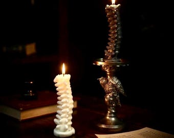 Candela gotica con spina dorsale: inquietante decorazione per la casa di Halloween