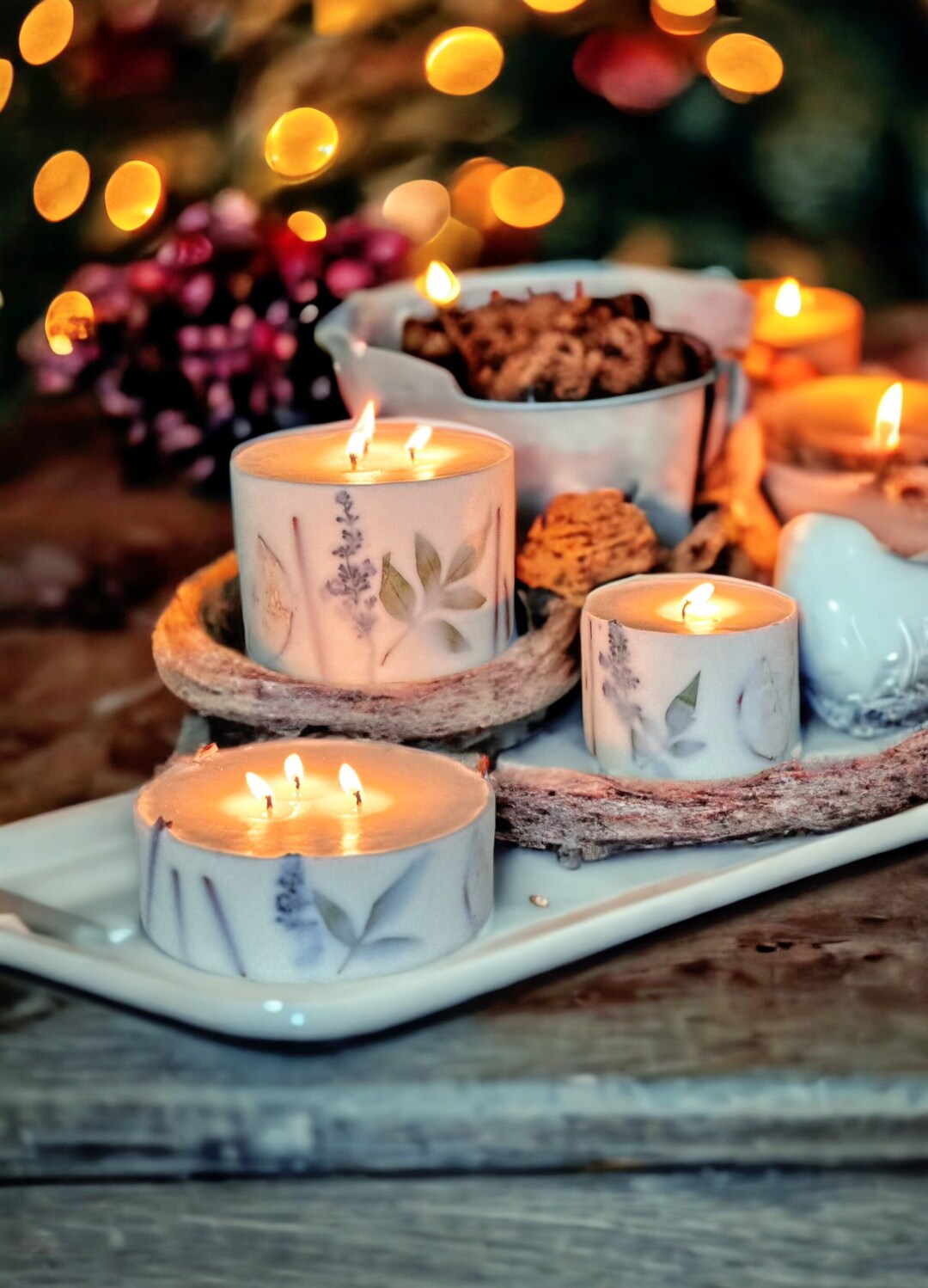 Candela Aromatica Home Premium 1kg Con 3 Stoppini – Albero Di Natale, 35 Ore Di Bruciatura, 13.5x8 Cm