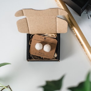 Orecchini a sfera in feltro, orecchini in feltro di lana, orecchini in piccole quantità, orecchini in feltro, gioielli minimalisti