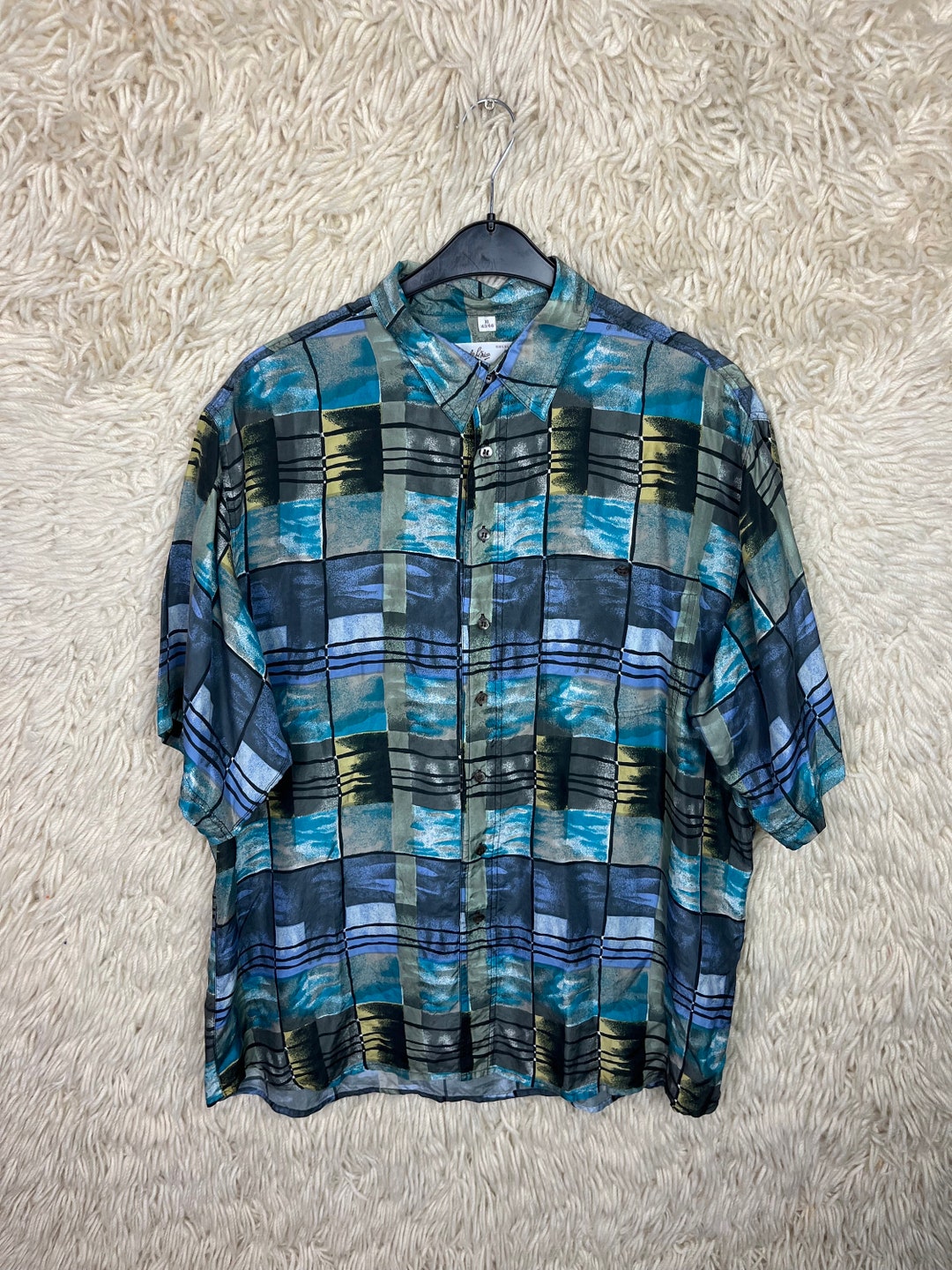 Vintage Silk Shirt Size L - XL (43/44) Shortsleeved Short Vintage Silk Shirt Size L - XL (43/44) Shortsleeved Short