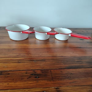 Vintage emaille pannenset, emaille pannen wit met rode rand