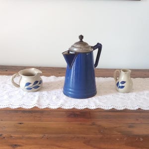 Vintage kobaltblauw geëmailleerde koffiepot 11&quot; met tinnen deksel, blauwe geëmailleerde koffie
