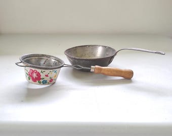 Coladores vintage: diseño de rosa con mango de madera, colador colgante totalmente metálico.