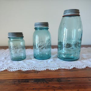 Potes Ball Mason vintage de 2 Qt, Quart e Pint com tampas de zinco.