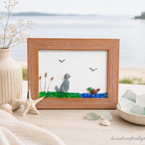 Arte enmarcado de un perro de piedra y un pato de cristal marino en un lago.