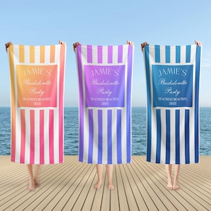 Peut inclure: Trois serviettes de plage rayées avec le texte "JAMIE'S Bachelorette Party SEACREST BEACHFL 2025" sur chaque serviette. Les serviettes sont de couleurs différentes : orange et rose, violet et blanc, et bleu et blanc.
