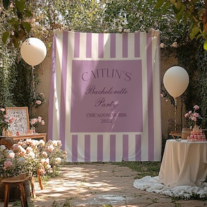 Peut inclure: Une toile de fond &agrave; rayures violettes et blanches avec un cadre blanc et le texte "CAITLIN'S Bachelorette Party CHICAGO SUBURBS 2025". La toile de fond est install&eacute;e &agrave; l'ext&eacute;rieur avec des fleurs et des ballons.