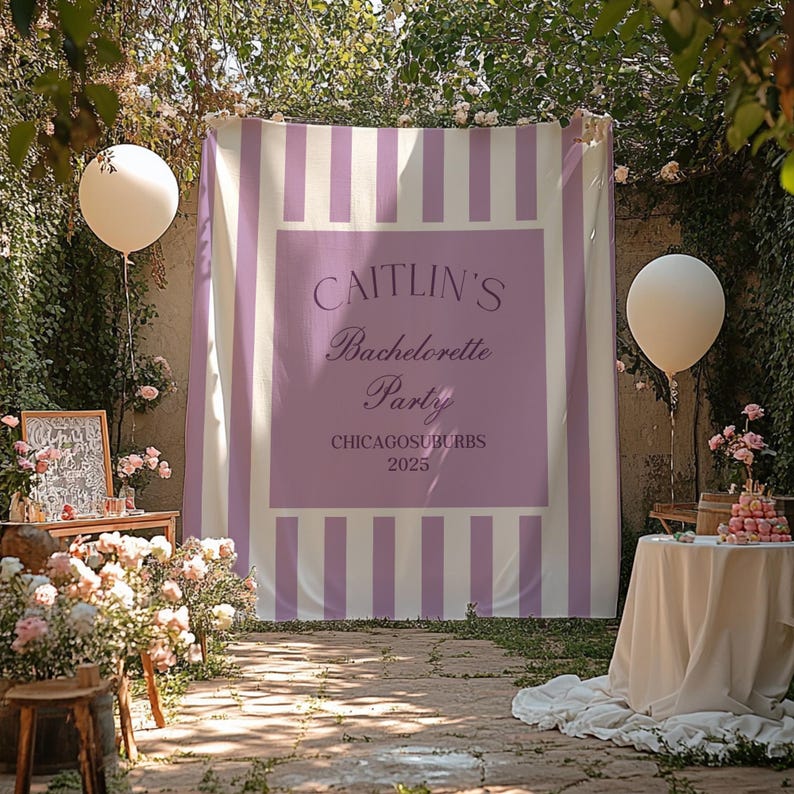 Peut inclure: Une toile de fond &agrave; rayures violettes et blanches avec un cadre blanc et le texte "CAITLIN'S Bachelorette Party CHICAGO SUBURBS 2025". La toile de fond est install&eacute;e &agrave; l'ext&eacute;rieur avec des fleurs et des ballons.