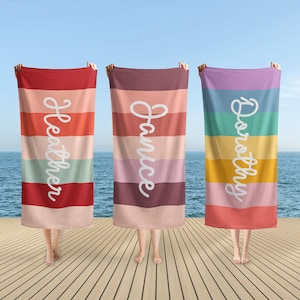 Regenbogen Strandtuch, Benutzerdefiniertes mehrfarbiges Strandtuch mit Namen, Name Pool-Handtuch für Kinder / Erwachsene, Groovy Retro Style Urlaub Handtuch Geschenk