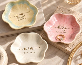 Personalisierte Schmuckschale für Verlobungsringe, individuell graviertes Schmucktablett aus Gold, Geschenk zur Brautparty, Hochzeitsandenken für die Braut, Geschenk für das Paar