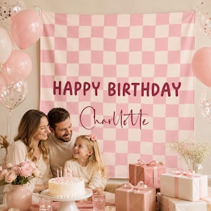 Può includere: Uno sfondo rettangolare in tessuto con un motivo a scacchi rosa chiaro e bianco. Il testo HAPPY BIRTHDAY è stampato in un carattere sans-serif rosa scuro, seguito dal nome Charlotte in un carattere corsivo rosa scuro.