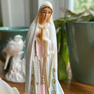 Vintage Our Lady of Fatima Catholic Religious Resin 6.5&quot; Table Top Figurine w/Beautiful Pastel Colors and Gold Detailed Painting