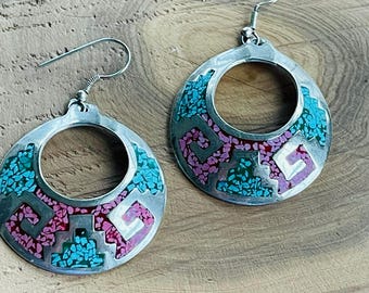 Pendientes colgantes vintage de alpaca mexicana con mosaico del suroeste de plata, turquesa y coral