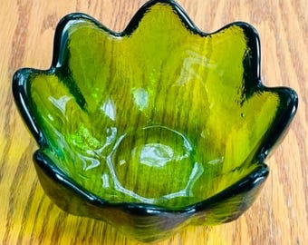Cuenco de loto de cristal verde de estilo moderno de mediados de siglo, de época.