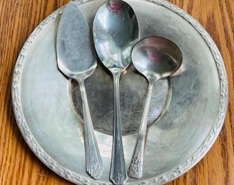Juego de vajilla de plata vintage: bandeja, cuchara para servir, pala para pasteles y cucharón.