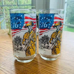 Set of 2 Libbey 1776-1976 Bicentennial Glasses Detailed Pictures of the Liberty Bell Revolutionary Soldier George Washington Paul Revere