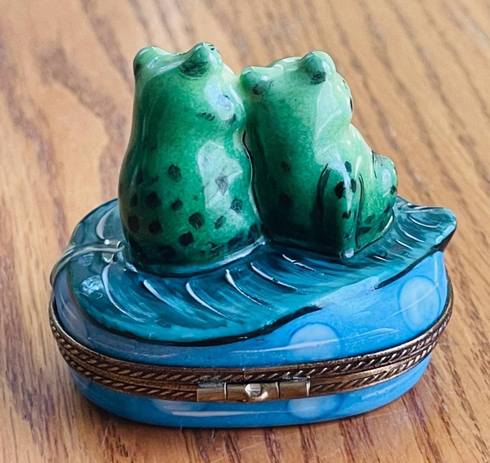 Vintage Limoges Frog Trinket Box: Hand-painted Ceramic, Numbered 7  display picture 1