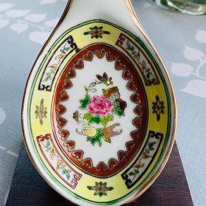 Vintage Chinese Porcelain Medallion Floral Gold Gilt Decorative Rice, Soup or Serving Spoon w/Hinged Wood Display Stand