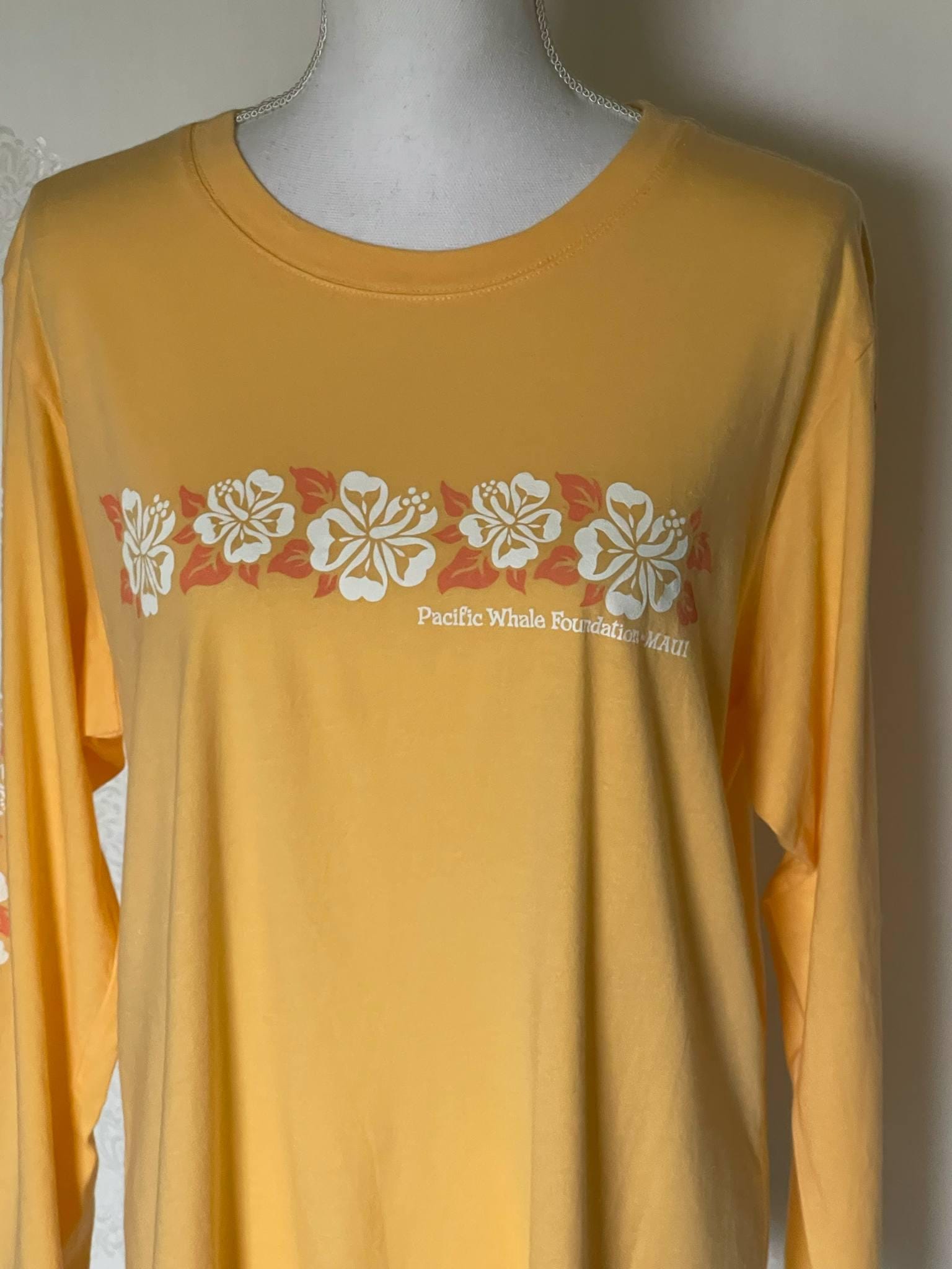 Vintage Maui Pacific Whale Foundation T-shirt: Women's XL Hibiscus