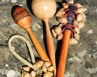 Hochet, ensemble hochet, maracas, hochets naturels, hochet en bois, petites percussions, hochets naturels, thérapie sonore, instrument shamique,