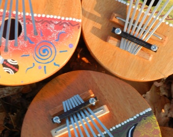 Kalimba, handbemaltes Daumenklavier aus Kokosnuss , tribal art, archaisches Musikinstrument aus Afrika