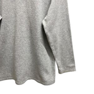 Puede incluir: Una camiseta de manga larga gris jaspeado. La camiseta tiene cuello redondo y un dise&ntilde;o sencillo y cl&aacute;sico. La tela parece ser un material suave y c&oacute;modo, adecuado para ropa informal.
