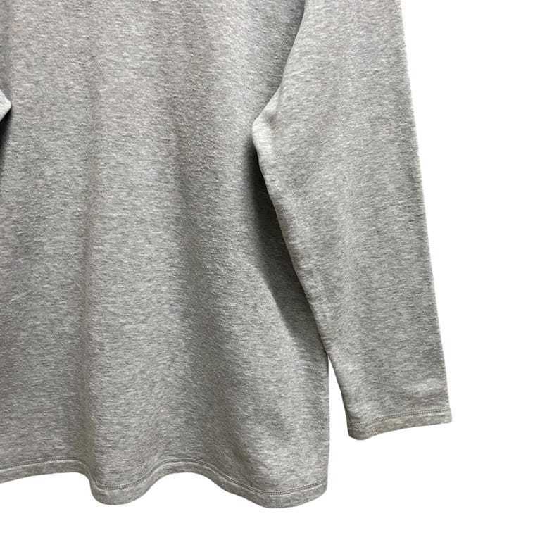 Puede incluir: Una camiseta de manga larga gris jaspeado. La camiseta tiene cuello redondo y un dise&ntilde;o sencillo y cl&aacute;sico. La tela parece ser un material suave y c&oacute;modo, adecuado para ropa informal.