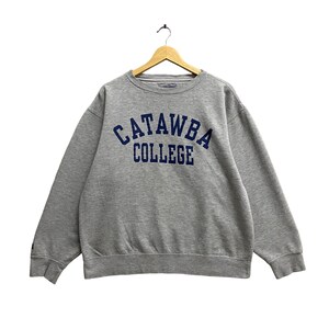 Vintage Catawba College Spellout-sweater met ronde hals print trui trui Streetwear vintage kleding jaren 90 grijze sweater maat Large