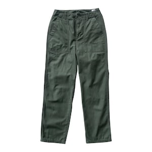 Puede incluir: Un pantalón de trabajo verde oscuro con bolsillos grandes y pierna recta.