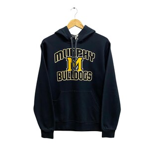 Puede incluir: Sudadera con capucha negra con un logotipo "Murphy M Bulldogs" amarillo y negro en la parte delantera.