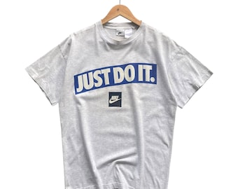 Camiseta Nike Swoosh gris vintage de los años 90, talla grande, cuello redondo Nike Swoosh, suéter con estampado de recuadro del logotipo Nike Swoosh, camiseta Nike, jersey vintage