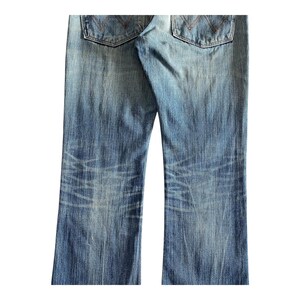Pu&ograve; includere: Un paio di jeans blu in denim con dettagli sbiaditi e consumati. I jeans hanno una vestibilit&agrave; a gamba dritta e uno stile classico a cinque tasche.