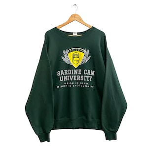 Felpa verde vintage anni &#39;00 con stampa Sardine Can University, girocollo XL, maglione Sardine Can, pullover con stampa Sardine Can e logo